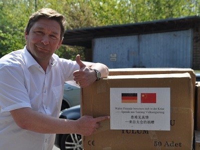 福克斯市长站在由太仓在新冠疫情期间向于利希市提供的口罩和防护装备等援助物资前.JPG