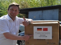 福克斯市长站在由太仓在新冠疫情期间向于利希市提供的口罩和防护装备等援助物资前.JPG