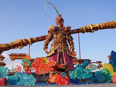 大同城墙上的悟空花灯（图片：虞向军）.JPG