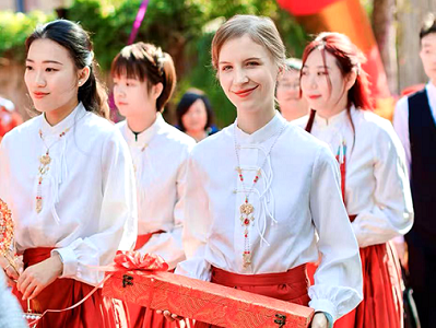 2023年，韩琳琳担任中国寄宿妹妹婚礼伴娘.png