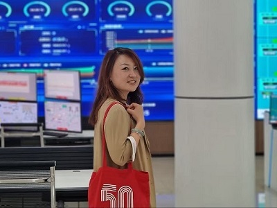 徐珊在中国工厂考察搭建国际贸易桥梁.jpg