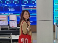徐珊在中国工厂考察搭建国际贸易桥梁.jpg