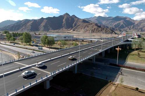 die Liuwu-Landstraßebrücke auf dem Lhasa-Fluss 