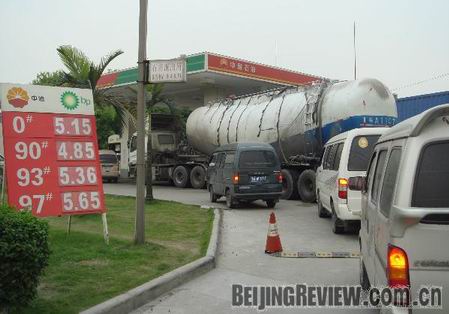 Wie sich die Bilder gleichen: kaum war die letzte Ölkrise im Januar halbwegs überwunden, gibt es erneut lange Warteschlangen vor den Tankstellen in Südchina.